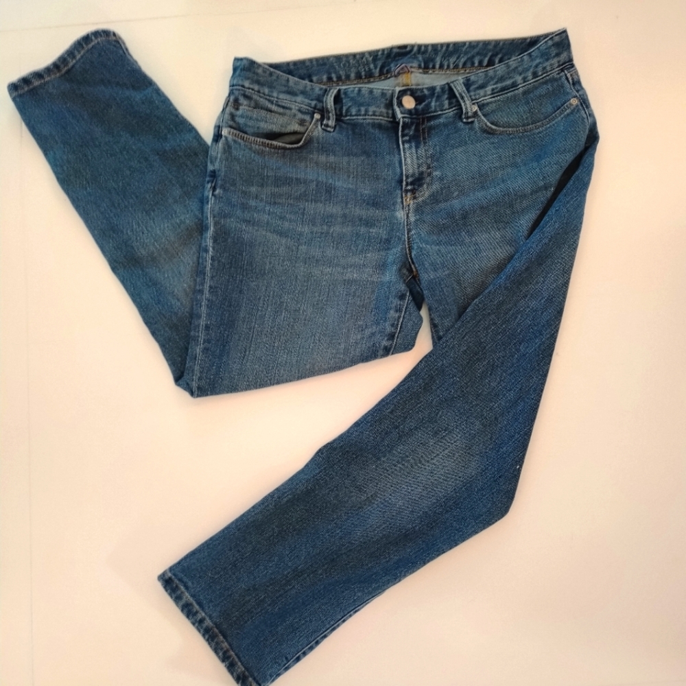 Tommy ankle crop mid-wash women's jeans.